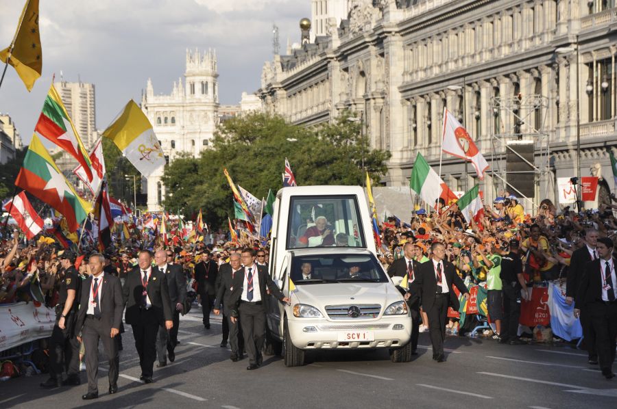 Escolta realizada al Papa Benedicto XVI  el cual circula por las calles en su papamóvil aplaudido por un gran número de espectadores.